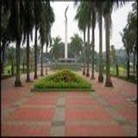 Sampah Berserak di Taman Patung Pembebasan Irian Barat 