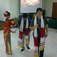 Lenggak-lenggok Bule Saat Menari