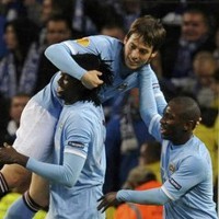 Hat-trick Adebayor Menangkan City