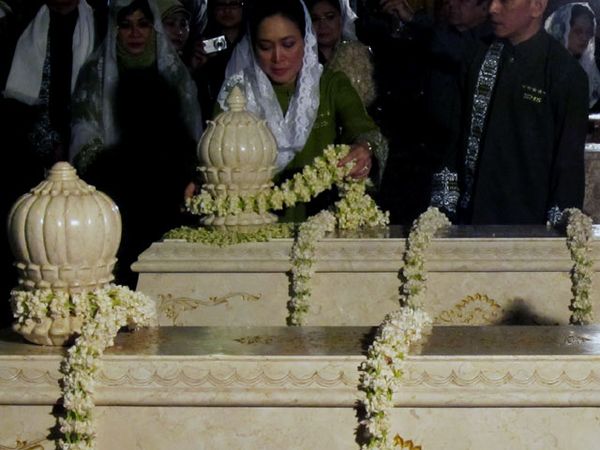 Pemasangan Mahkota Nisan Soeharto