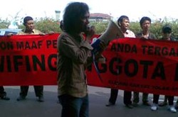 Tak Bertemu Anggota BK, Massa Bendera Tinggalkan Bandara