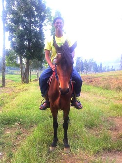 Mengunjungi Kampung Betawi dan Berkuda di Puncak