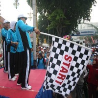 Gubernur dan Wagub Mlaku Bareng 5 Ribu Warga Surabaya