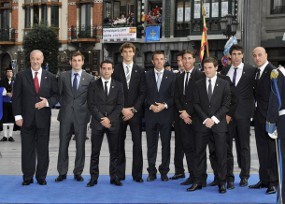 Spanyol Tak Lengkap saat Terima Penghargaan