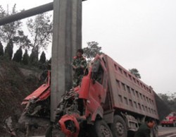 Selamat dari Kecelakaan Truk yang Terbelah Dua 
