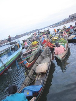 Kemeriahan Pagi di Pasar Terapung