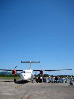 Menari Sawat di Bandara Fak-Fak