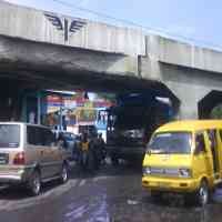 Truk Nyangkut di Viaduk, Remaja 16 Tahun Kritis 