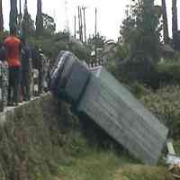 Truk TNI AL Terguling, 20 Orang Pelajar Terluka 