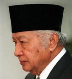  Tolak Gelar Pahlawan, Massa Bendera Bakar Poster Soeharto