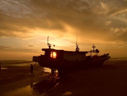 Eksotisme Sunset Pertama Nusantara di Pantai Lampu Satu
