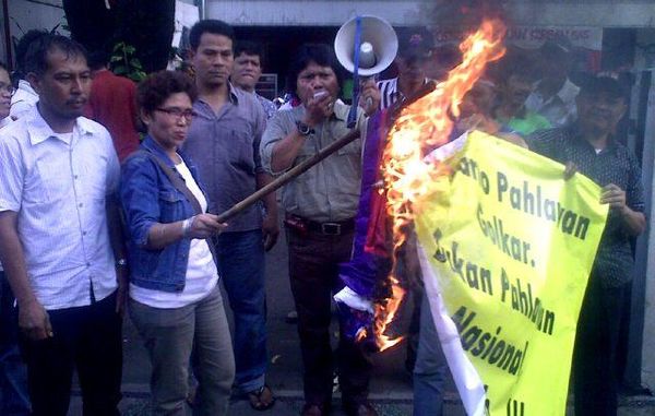 Massa Bendera Bakar Poster Soeharto 