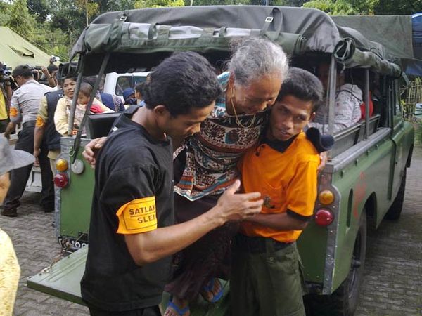 Evakuasi Pengungsi Merapi di Sleman