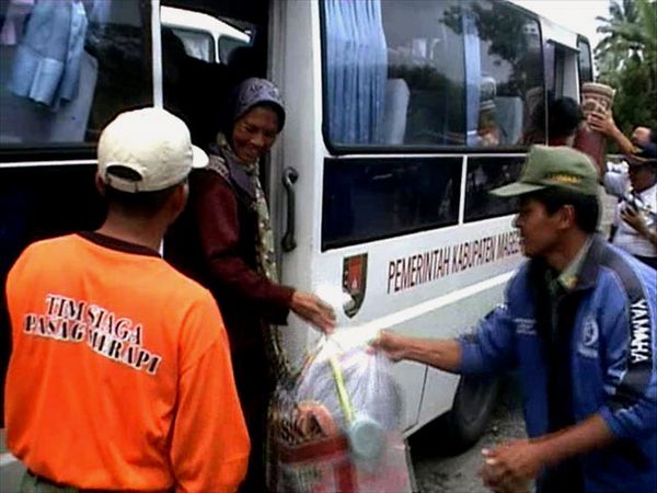 Warga Sekitar Merapi Diungsikan
