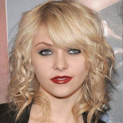 Bintang Gossip Girl Pamer Dada di Panggung