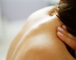 Tips Bebas Jerawat di Punggung & Dada