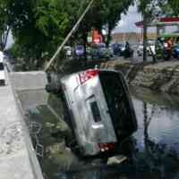 Innova  Nyemplung Sungai, Pemilik Usai Antar Anak Sekolah