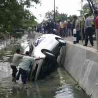 Kijang Innova Nyungsep Dievakuasi, Raya Wiyung Macet