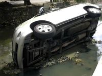 Kijang Innova Nyemplung Sungai