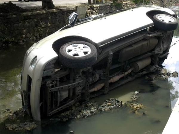 Kijang Innova Nyemplung Sungai