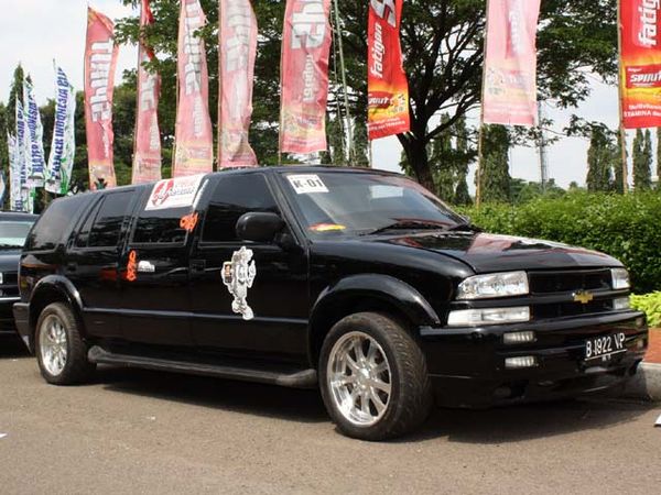 Limusin Opel Blazer