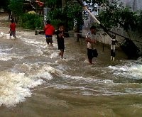 Ciledug Banjir, Toko dan Warung Kebanjiran Pengunjung