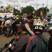 Terhadang Banjir, Ribuan Motor Parkir di Pertigaan Regency Pinang Griya Tangerang