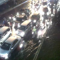 Banjir & Macet Lumpuhkan Jakarta, Long March Jadi Pilihan