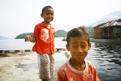 Seorang Anak  yang Menggugah Hati di Danau Ranau