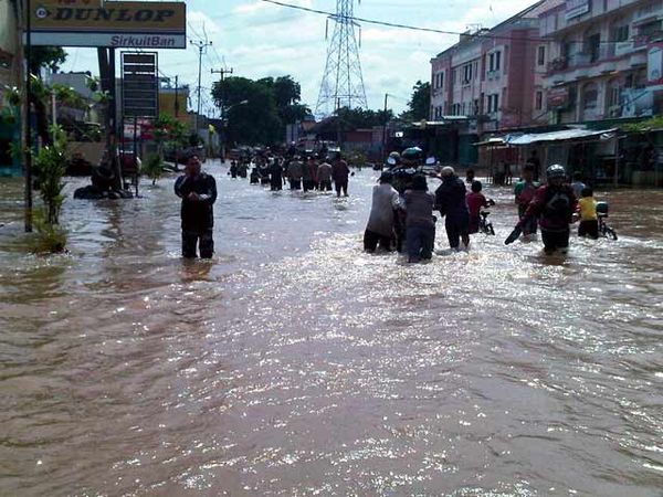 Jalan KH Hasyim Asari Ciledug Tergenang