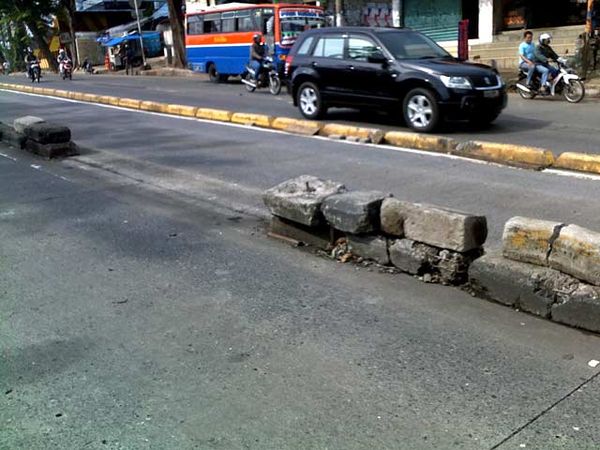 Separator Busway Warung Buncit Dijebol Warga