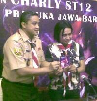 Setiap Manggung, Charly ST 12 Akan Selalu Pakai Kacu