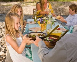 4 Cara Mengajarkan Anak Table Manner 