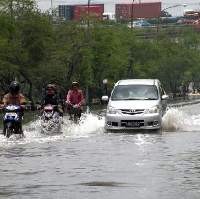 Jalan RE Martadinata Tergenang Rob, Lalu lintas Macet