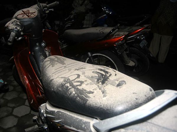 Barak Hargobinangun Diguyur Hujan Abu