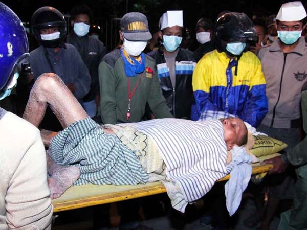 Hujan Abu Iringi Proses Evakuasi Warga