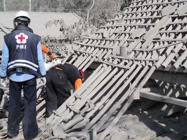 Relawan Terus Cari Korban Merapi
