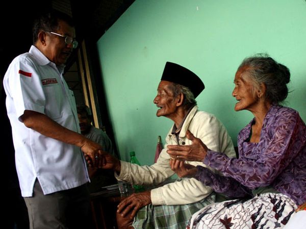 JK Tinjau Pengungsi Merapi