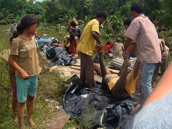 Evakuasi Korban Tsunami Mentawai