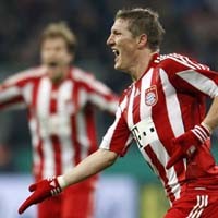 Dua Gol Schweinsteiger Loloskan Bayern