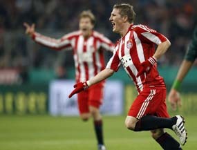 Dua Gol Schweinsteiger Loloskan Bayern