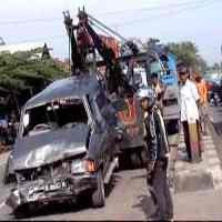Sedan Corolla Tabrak Beton Pembatas Jalan di Kalimalang