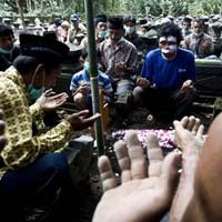 Karangan Bunga Duka Pejabat & Selebriti di Pemakaman Mbah Maridjan