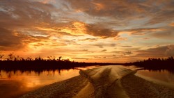 Menyusuri Sungai, Menikmati Surga Kecil Yang Jatuh Ke Bumi