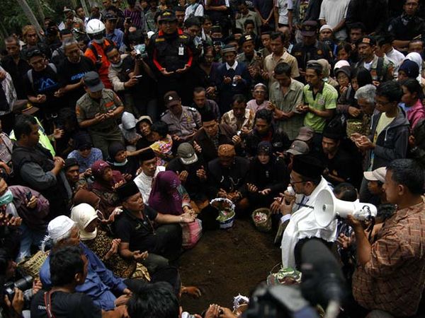 Ribuan Orang Hadiri Pemakaman Mbah Maridjan