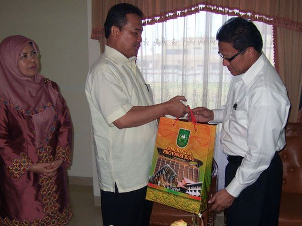 Gubernur Riau Bantu Korban Tsunami