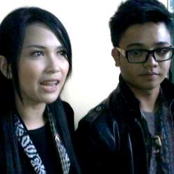 Banyak Bencana, Derby-Dinda Kanya Kompak Serba Hitam