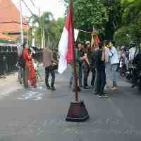 Mahasiswa Untag Bakar Ban dan Corat-coret Jalan