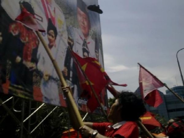Mahasiswa Rusak Baliho SBY-Boediono