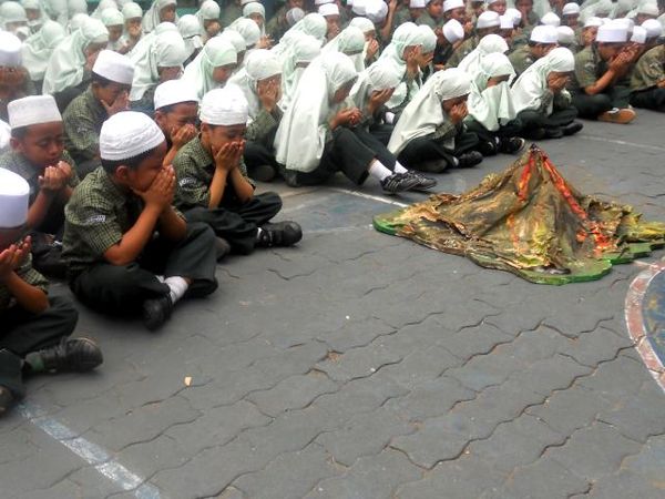 Siswa SD Gelar Parade Menangis
